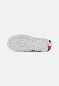 Tommy Hilfiger NATHAN UNISEX - Sneakers basse - white