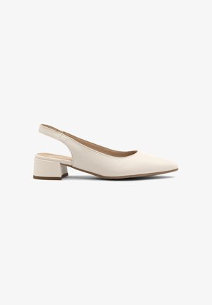 Escarpins béiges à talon slingback avec un bout pointu, un petit talon bloc et une texture en cuir lisse. Présente des découpes sur les côtés pour plus de respirabilité.