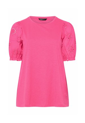 Blouse rose vif à manches courtes avec motifs floraux en broderie anglaise sur les manches bouffantes et un col rond.