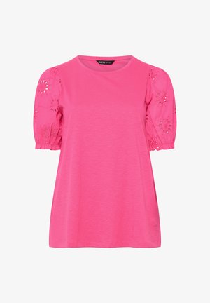 Blusa rosa acceso a maniche corte con motivi floreali a traforo sulle maniche a sbuffo e scollo tondo.