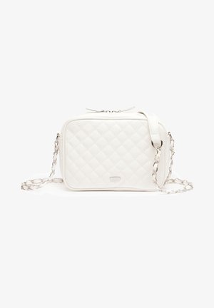 Borsa a tracolla bianca trapuntata con forma rettangolare, tracolla in catena argentata e chiusura con zip. Presenta una superficie liscia e un logo del marchio discreto.