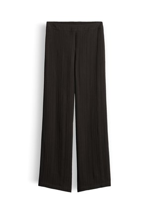 Zwarte wijde broek met subtiele verticale structuur, platte tailleband en rechte zoom, weergegeven tegen een witte achtergrond.