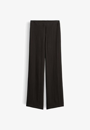 Zwarte wijde broek met subtiele verticale structuur, platte tailleband en rechte zoom, weergegeven tegen een witte achtergrond.