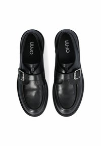 Schwarze Lederschuhe mit runder Zehenform, Riemen und silberner Schnalle. Glatte Textur und flache Sohle. Markenname auf der sichtbaren Innensohle.