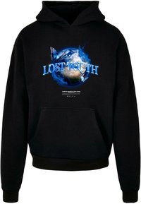Fekete kapucnis pulóver, amelyen a Föld grafikai ábrázolása, kék lángok és lepkék találhatóak, a "LOST YOUTH" felirat kiemelkedően látható.