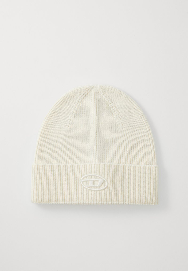 Beanie en tricot de couleur blanc cassé, avec une texture côtelée et un revers roulé, doté d'un petit logo brodé à l'avant.