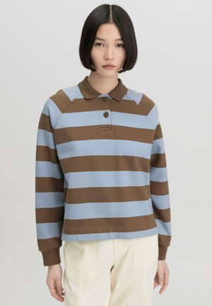 Bruin en lichtblauw gestreepte longsleeve polo met een kraag en een drievoudige knopenlijst, met een relaxte pasvorm en geribde manchetten.