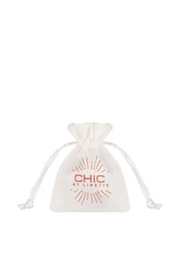 Baumwoll-Zugtasche in Creme mit einem bedruckten Logo "CHIC by LIRETTE" in rostfarben, mit einem gerafften Oberteil und glatter Textur.