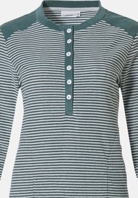 Haut à rayures à manches longues en teal et blanc, avec un col rond, une patte de boutonnage et des panneaux d'épaule contrastés. Texture douce.