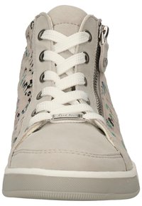 Hoge sneaker van lichtgrijs suède met witte veters. Voorzien van meerkleurige bloemenpatronen en een ritssluiting aan de zijkant. Rubberen zool.