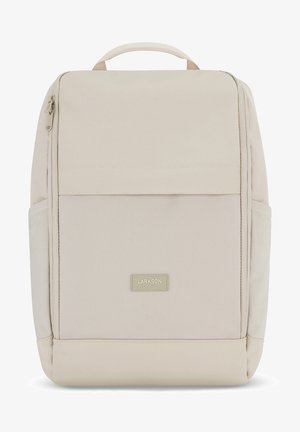 Rucsac bej cu o suprafață de țesătură netedă, un mâner de sus, un buzunar frontal cu fermoar și detalii cu logo în partea de jos. Buzunare laterale pentru stocare suplimentară.