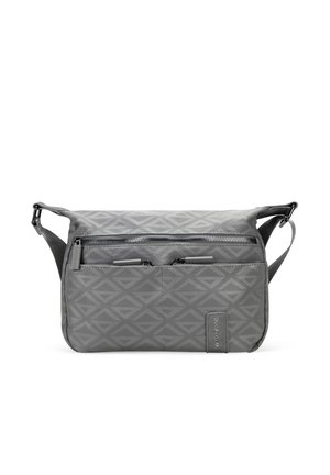 Bolso cruzado gris con un patrón geométrico, que cuenta con un bolsillo frontal con cremallera. Hecho de material texturizado con una correa ajustable.