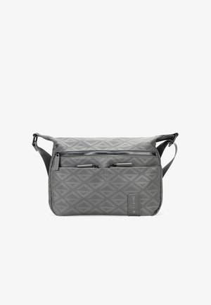 Bolso cruzado gris con un patrón geométrico, que cuenta con un bolsillo frontal con cremallera. Hecho de material texturizado con una correa ajustable.