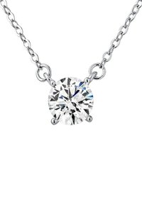 Pendentif en diamant rond sur une chaîne en argent, avec un sertissage à six griffes et une finition polie. Les maillons de la chaîne ont une forme ovale.