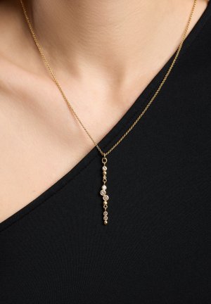 Collar de oro con un delicado cadena y un diseño de caída vertical, acentuado con piedras redondas y brillantes.