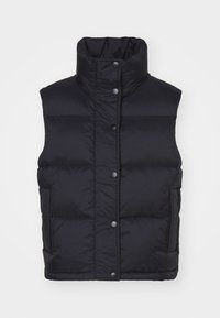 Svart puffervest med høy krage, trykknapper foran, polstrede seksjoner og sidelommer. Glatt tekstur; ingen synlige mønstre.
