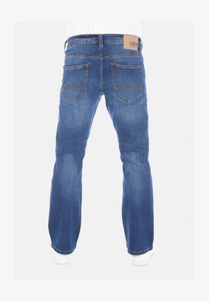 Blauwe denim jeans met een rechte pijpontwerp, achterzakken met puntige flappen en een bruine leren patch bij de tailleband.