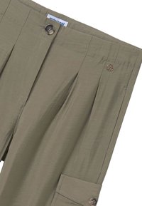 Pantaloni cargo khaki realizzati in tessuto leggero. Presentano pieghe, chiusura con bottone e tasche laterali. Texture liscia con una leggera lucentezza.