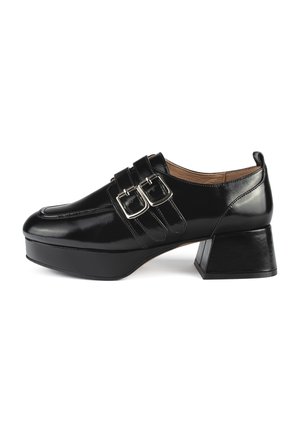 Schwarze Lackleder-Plateauschuhe mit spitzem Zehenbereich, ausgestattet mit zwei silbernen Schnallen und einem geometrischen Blockabsatz.