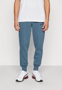 Puma LOGO PANTS - Teplákové kalhoty - gray skies