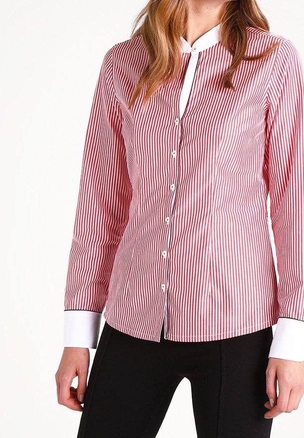 Camisa de botones a rayas rojas y blancas con mangas largas, cuello y puños blancos, diseño ajustado y textura de tela suave.