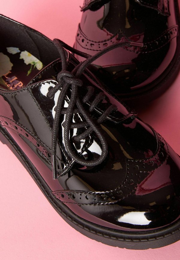 FIT – FLAT  BROGUE . – Schnürer