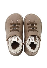 Zapatos marrones para niños con parte superior de cuero texturizado, cierre con cordones y forro de pelo alrededor del tobillo y por dentro. Cremallera en el talón.