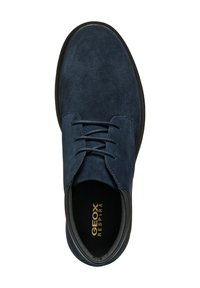Scarpa in suede blu navy con punta tonda, caratterizzata da un design con lacci e suola in gomma nera. All'interno è scritto "GEOX RESPIRA" in oro.