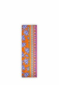 Multicolore strandhanddoek met levendig oranje stof, versierd met blauwe palmboomprints en gestreepte patronen in roze, groen en wit.