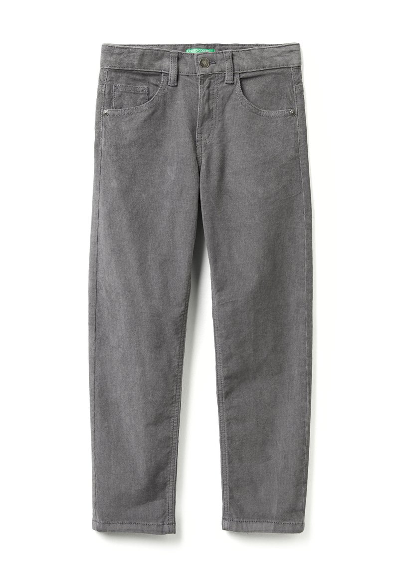 Šedé kordové kalhoty s rovným střihem, které mají dvě přední kapsy, jemnou vertikální strukturu a zapínání na knoflík v pase.