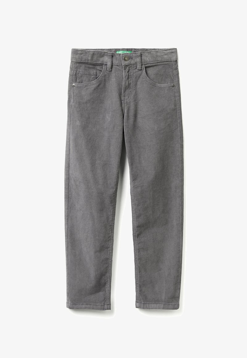 Šedé kordové kalhoty s rovným střihem, které mají dvě přední kapsy, jemnou vertikální strukturu a zapínání na knoflík v pase.