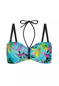 Top bikini z kolorowym, tropikalnym nadrukiem na jasnoniebieskim tle, z czarnym wiązaniem na szyi oraz marszczonym przodem z ozdobnym okuciem.