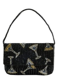 Sac à main en tissu noir orné de verres à cocktail brodés de sequins en or, argent et bleu. Fermeture à rabat avec une bandoulière perlée.