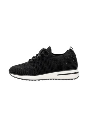 Baskets de sport noires avec une tige en maille, surface texturée, fermeture à lacets et une semelle en caoutchouc noire et blanche. Présente un onglet de tirage à l'arrière.