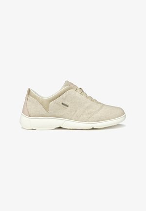 Beige Stoff-Sneaker mit weicher Textur, Gummisohle und minimalistischem Design. Verfügt über einen hellbeigen Ferseneinsatz und subtile Nähte.