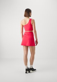 Girlfriend Collective THE SKORT - Falda de deporte - cherry