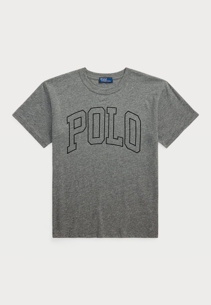 Grå bomulds T-shirt med korte ærmer og rund hals, med ordet "POLO" i fede, sorte bogstaver på tværs af brystet.
