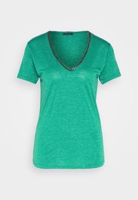 Camiseta verde de manga corta con escote en V y detalle de cadena metálica a lo largo del escote; hecha de una tela ligera y texturizada.
