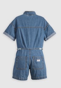 Jeans kombinezon s kratkim rukavima, ovratnikom, dva stražnja džepa, pojasom u struku i podvrnutim manžetama u svijetloplavoj boji.