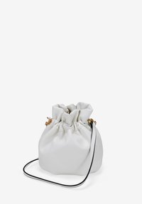 Bolso de drawstring de cuero blanco con parte superior gathered, acentos de hardware dorado y una delgada correa negra para el hombro. Textura suave, base redondeada.