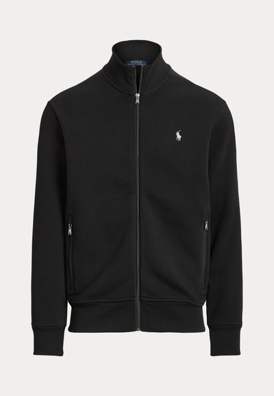 Svart glidelåsjakke med ståkrage, to glidelåslommer og lite hvitt Polo Ralph Lauren-logo på venstre bryst.