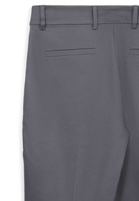 Pantalon gris avec une texture lisse, doté d'une taille plate et de deux poches arrière. Design épuré sans motifs ni éléments visibles.