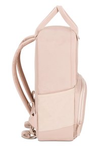 Zaino rosa con una finitura liscia e testurizzata. Presenta spallacci in rete regolabili, una tasca laterale e una maniglia superiore per il trasporto.