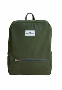 Mochila verde oliva hecha de un tejido durable, cuenta con un bolsillo frontal con cremallera, una asa superior y una forma rectangular con un parche de logo.