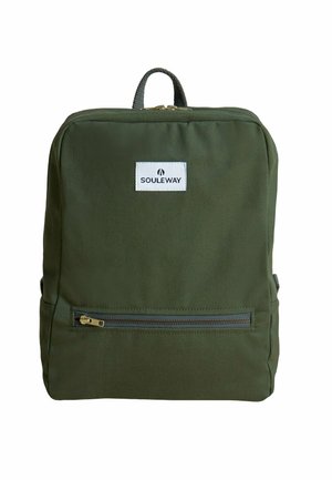 Olivgrüner Rucksack aus strapazierfähigem Stoff, mit einer vorderen Reißverschlusstasche, einem oberen Griff und einer rechteckigen Form mit einem Logo-Patch.