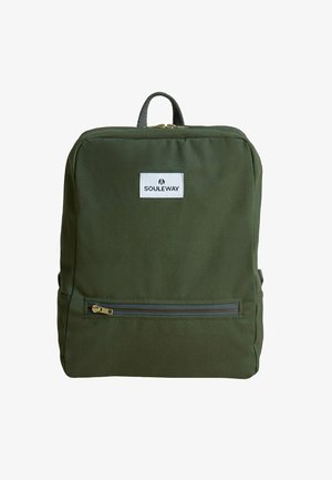 Olivově zelený batoh vyrobený z odolné tkaniny, má přední zipovou kapsu, horní rukojeť a obdélníkový tvar s logem.
