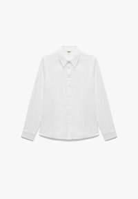 Witte langharige blouse van zachte stof, met een klassieke kraag, knoopsluiting aan de voorkant en een gebogen zoom met twee zijzakken.