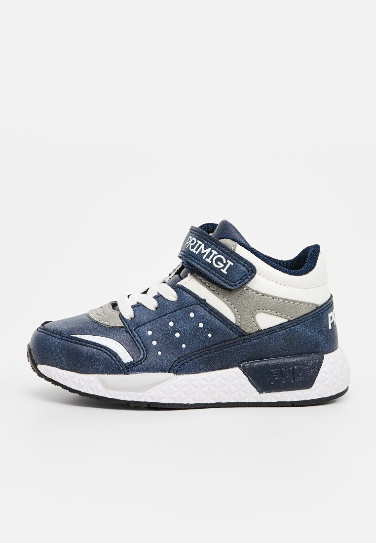 Zapatillas infantiles en navy y gris con acentos en blanco, correa de velcro, detalles de malla y suela de goma texturizada. Presenta perforaciones para mayor transpirabilidad.