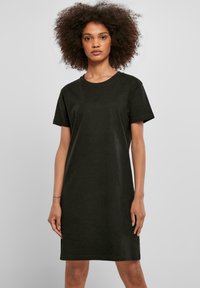 Rochie din bumbac negru, cu decolteu rotund și mâneci scurte. Designul este simplu și drept, ajungând până la jumătatea coapsei.