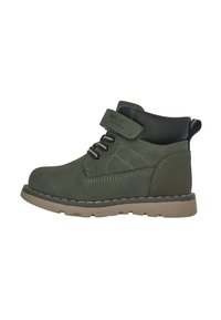 Stivaletto sintetico verde con un accento nero, fascia in velcro regolabile, pannelli laterali testurizzati e suola in gomma robusta.